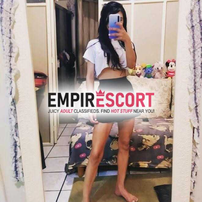 moreninha linda e educada com local sozinha