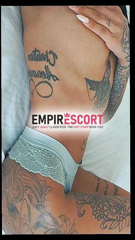 morena tatuada