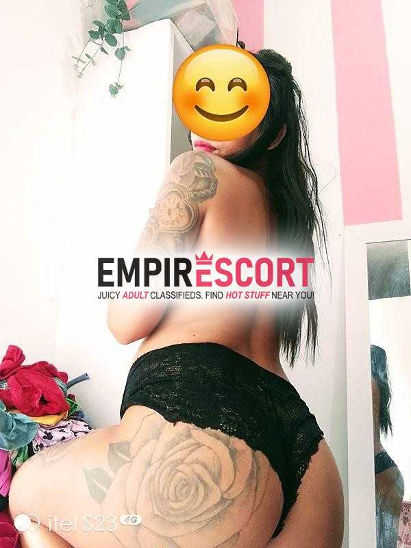 novinha tatuada com local