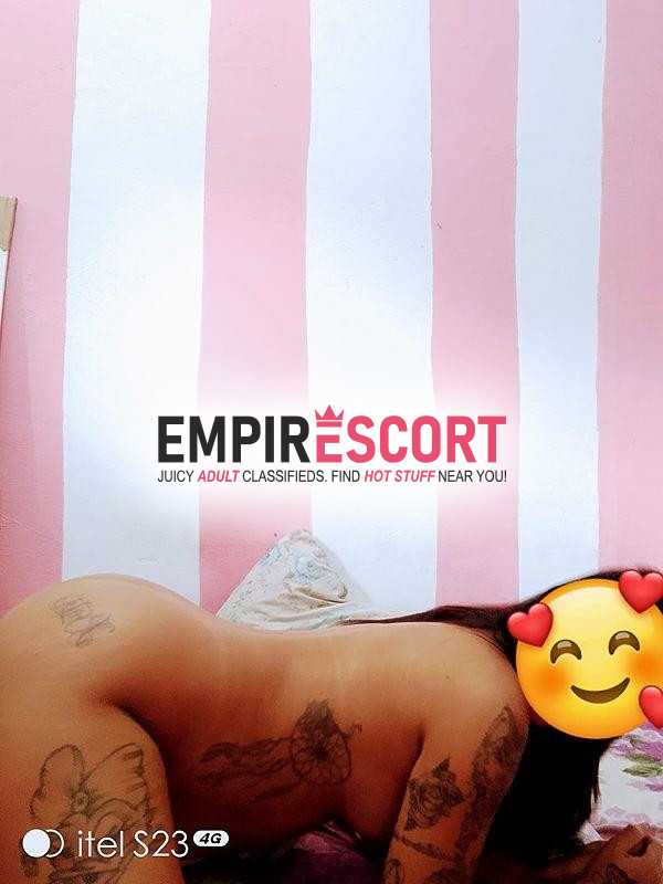 novinha tatuada com local