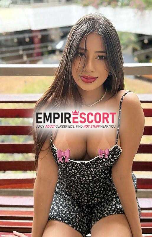acompanhante e massagista gata com corpo lindo cintura fina seios siliconados magrinha uma verdadeira gata te esperando na cama para te dar carinho.