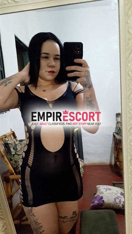 baixinha branquinha do cabelo preto liso cheia de tatuagem