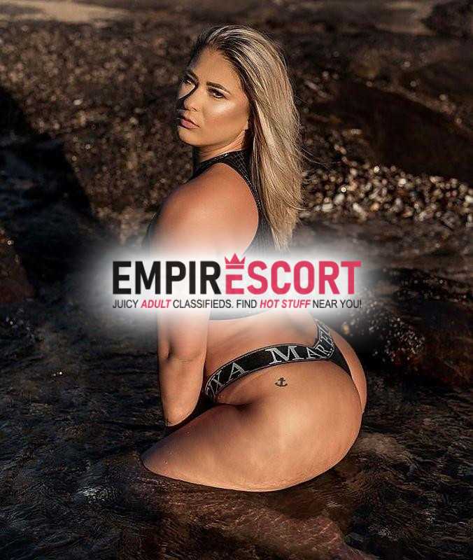 dona de um corpo lisinho seios e bumbum fartos
