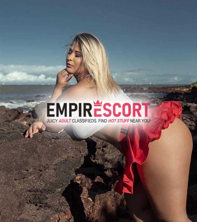 dona de um corpo lisinho seios e bumbum fartos