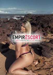 dona de um corpo lisinho seios e bumbum fartos