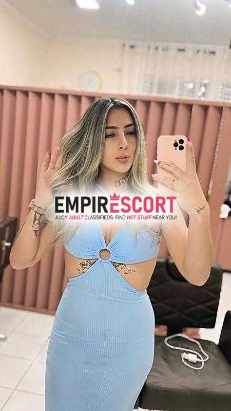 loira tatuadacom pelo corpo natural