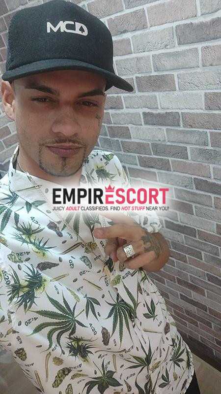 branquinho tatuado vendo vídeos e vou até você