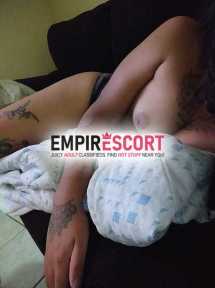 trans morena tatuada versatil