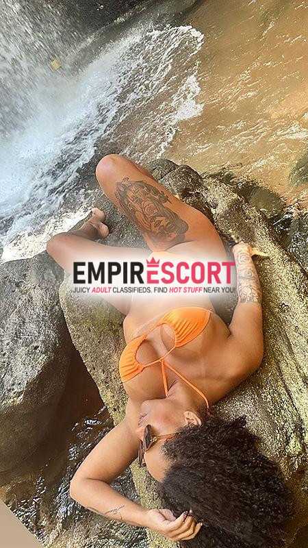 sophia goiana de belas curvas carinhosa e educada
