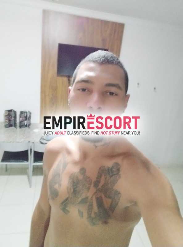 moreno safado satisfaz mulher