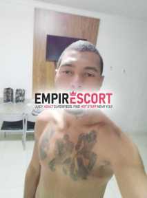 moreno safado satisfaz mulher