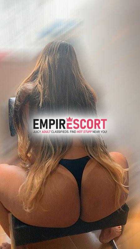 uma morena estilo namoradinha que faz um oral delícia