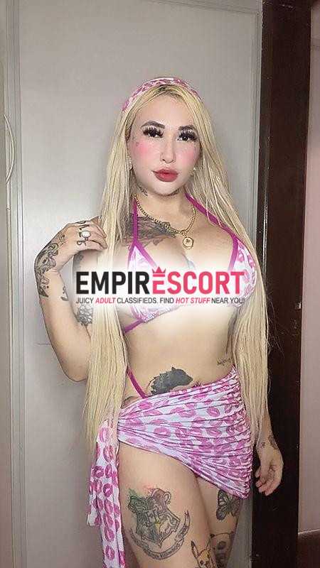 loira branquinha tatuada