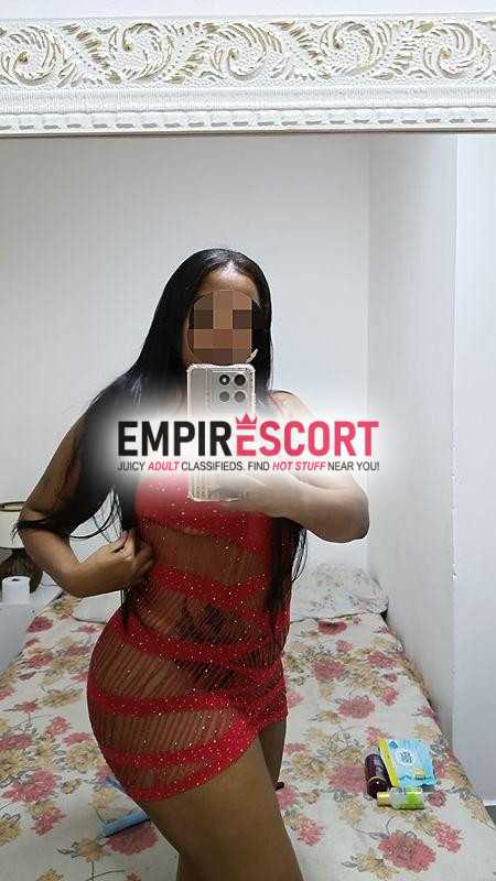 morena linda com um corpo violão