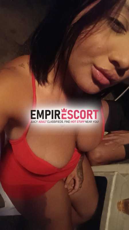 morena tatuada