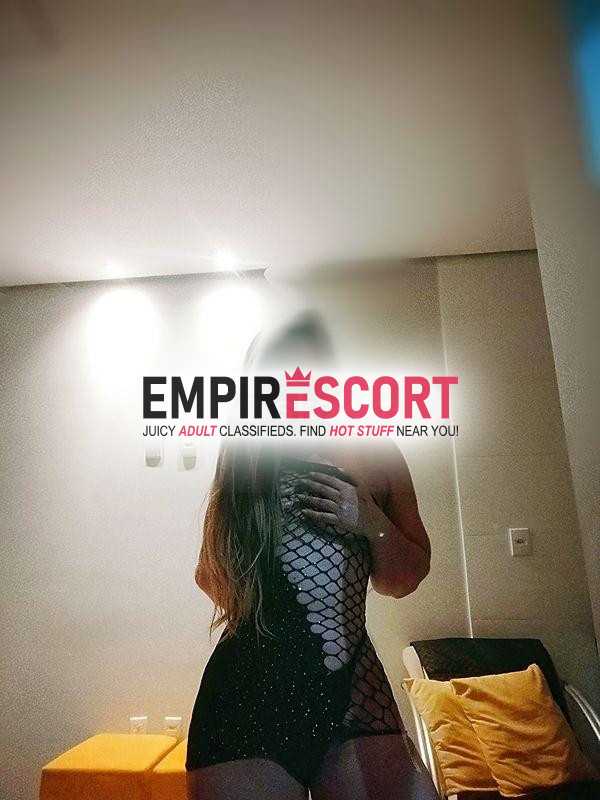 loira atraente com local