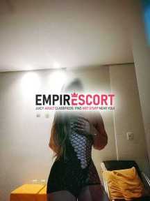 loira atraente com local