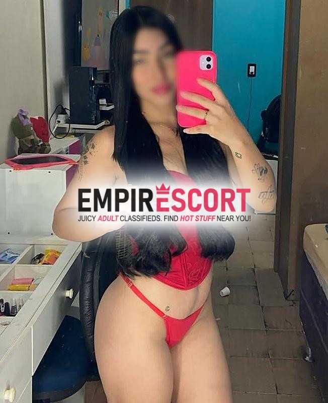 letícia com local na orla