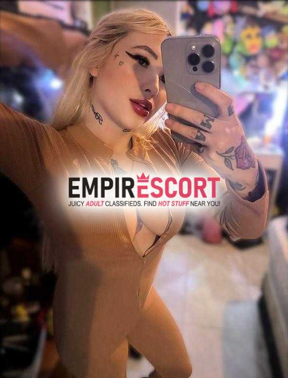 loira branquinha tatuada