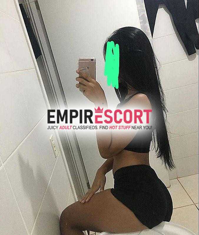 uma morena pronta para lhe proporcionar momentos de prazer
