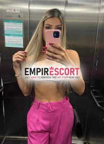 uma belíssima loira siliconada rostinho de princesa.