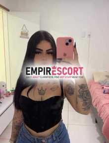 morena tatuada
