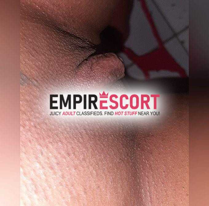 uma bela morena bronzeada e tatuada que vai te levar loucura.