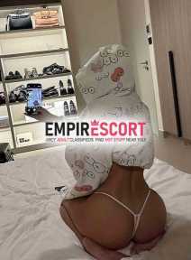 morena tatuada com local aconchegante e discreto