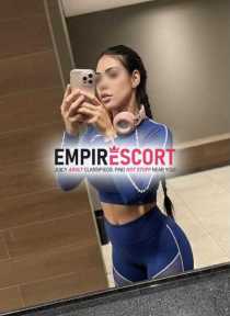 morena tatuada com local aconchegante e discreto