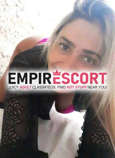 athena loira alta elegante e sedutora no centro