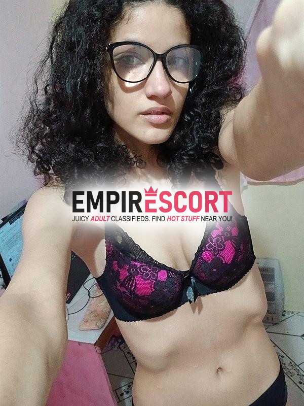 bonequinha cacheada magrinha