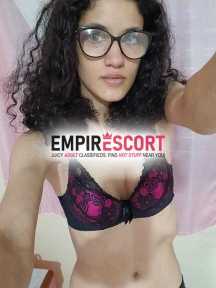 bonequinha cacheada magrinha