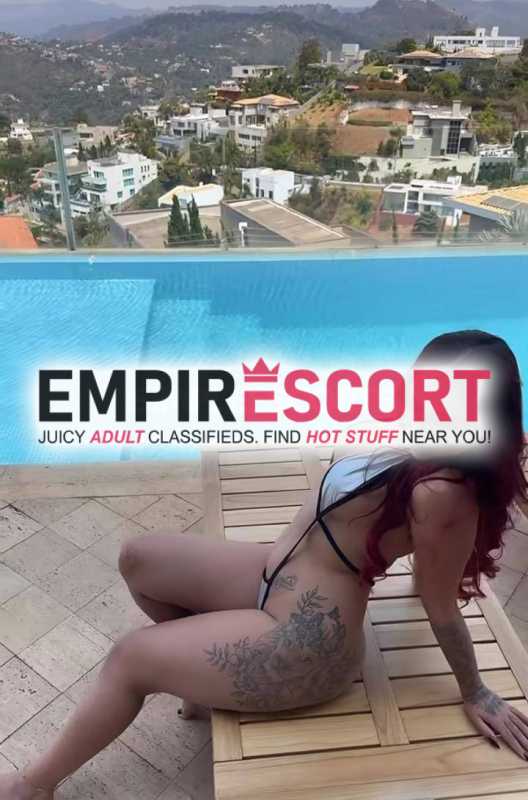 ruiva tatuada com amiga