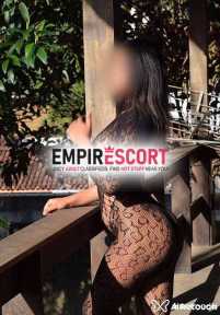 morena linda de rosto e linda de corpo na cidade