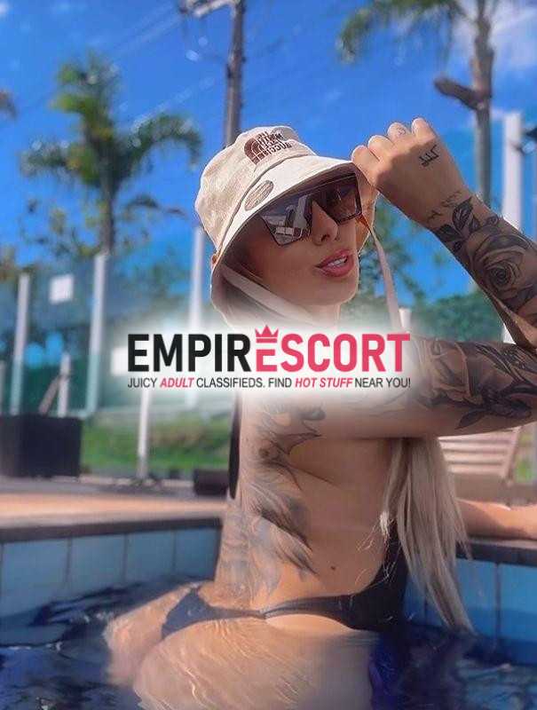 loira tatuada e toda lisinha