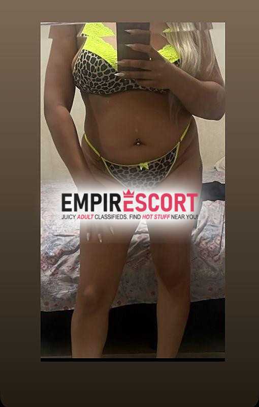 a baixinha com um boquete extremamente gostoso entre todo o conjunto pra te dar prazer