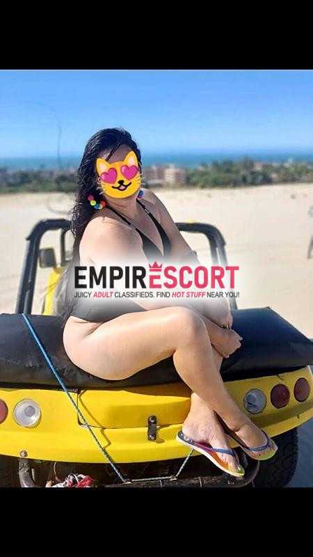 uma gostosa que mal cabe na sua webcam