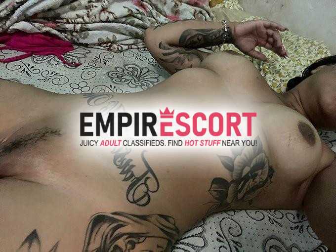 morena tatuada com local sem frescura