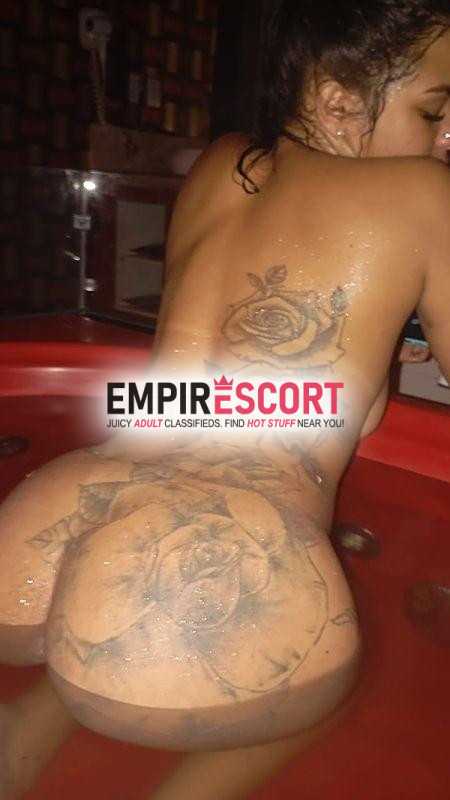 morena tatuada baixinha