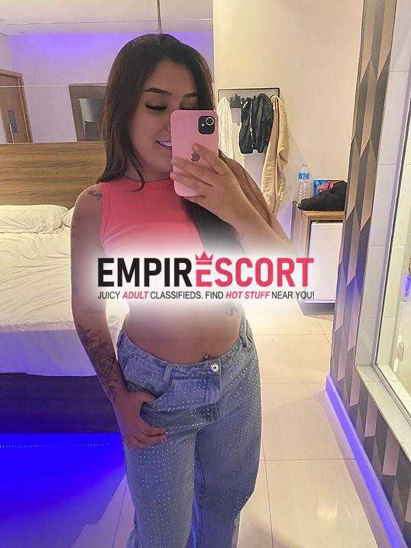 branquinha sensual com curvas naturais