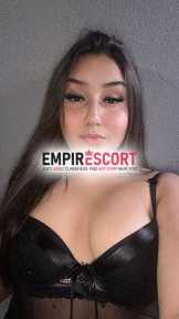 branquinha sensual com curvas naturais