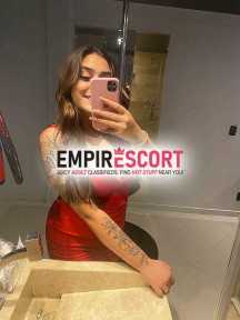 branquinha sensual com curvas naturais
