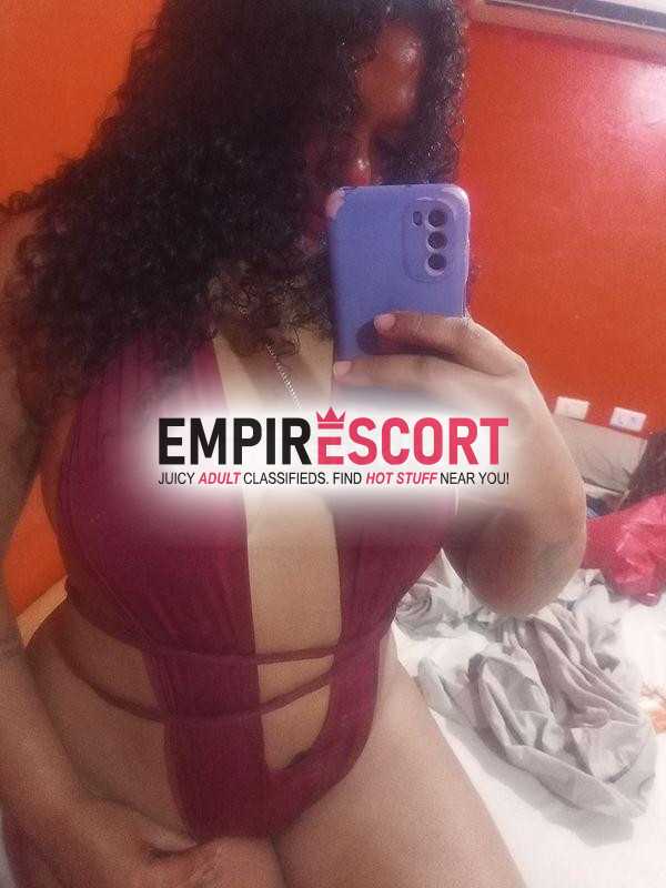 ola sou rafaela uma morena alta de cabelos cacheados corpo cavalona