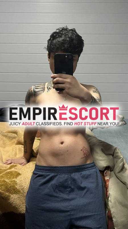 garota tatuada pronta para fetiches