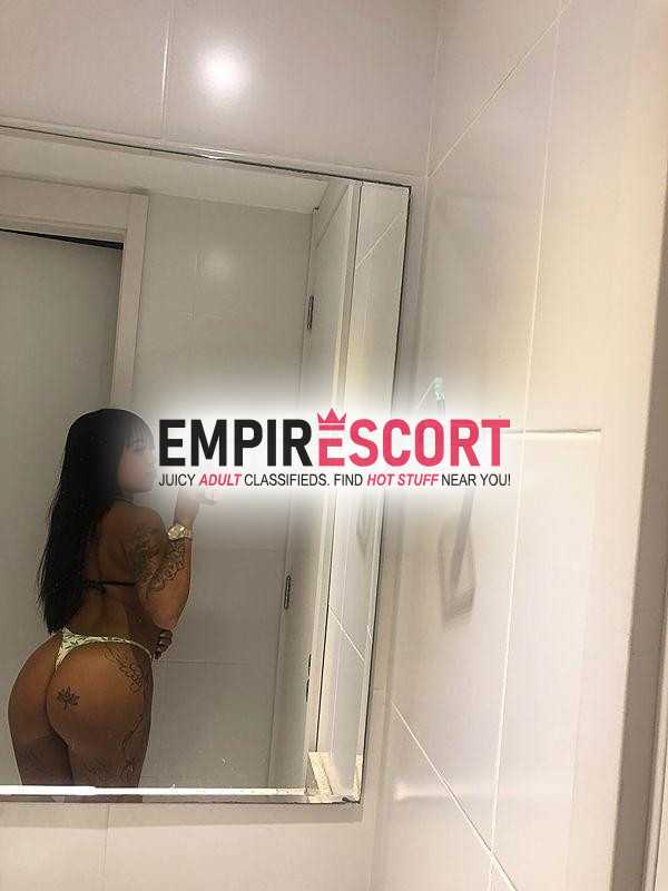 morena magrinha tatuada