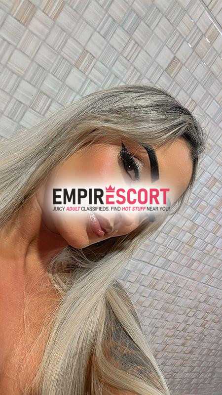 loira linda completamente real chegando agora na cidade