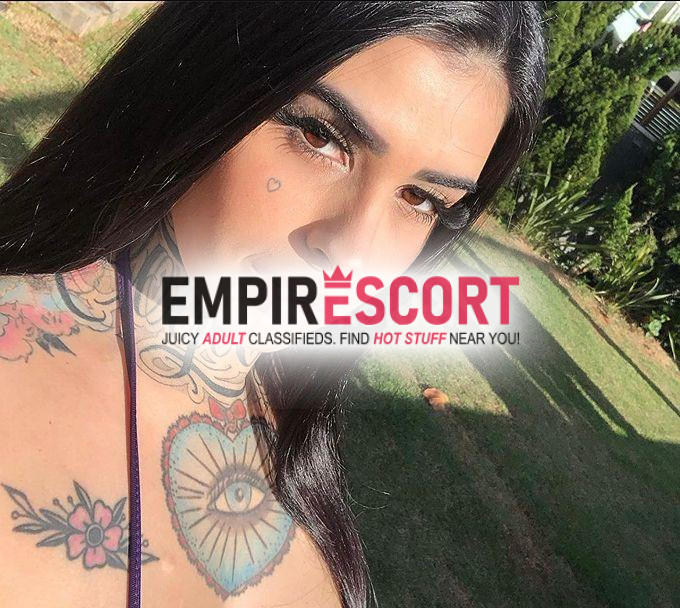 morena tatuada