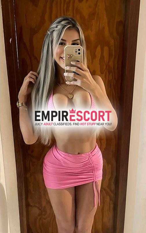 uma belíssima loira siliconada rostinho de princesa.