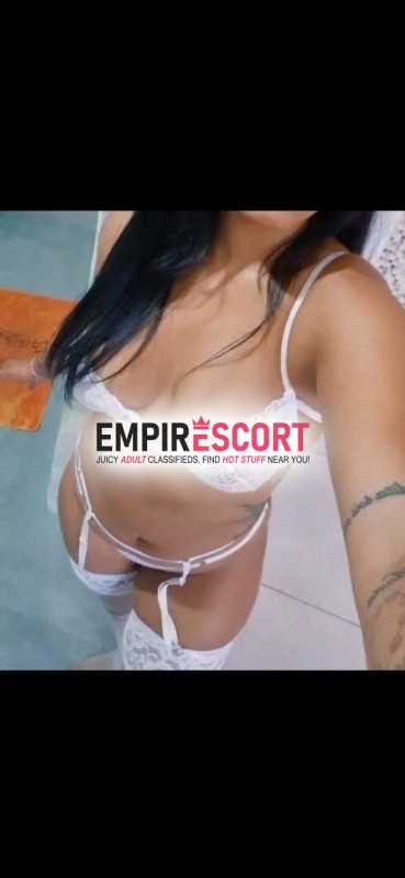 morena gata na cidade