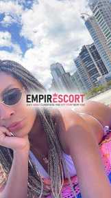 karol com local particular sozinha